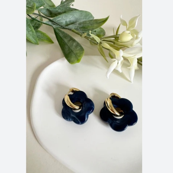 *NEW* 18K Gold Plated Stainless Steel Drop Flower Acrylic Earrings (Blue/Black) - Picture 3 of 6